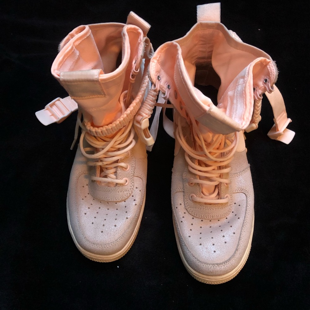 Nikie Air peach colored high top tennis shoes!